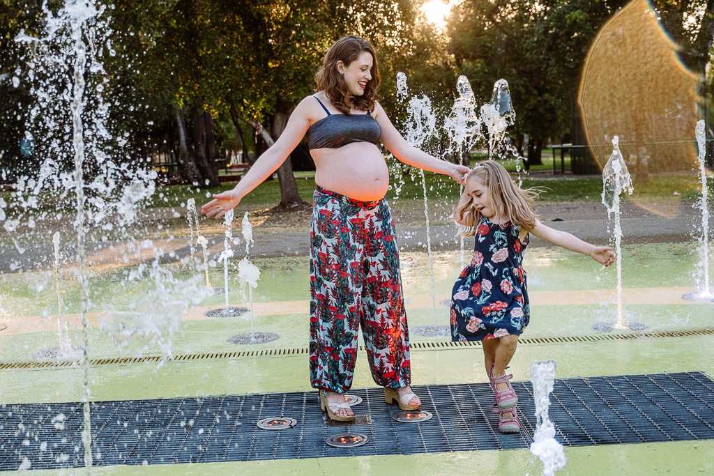 foto familiares-fotos de familiar-fotografo familia-fotografos familiares-fotografías en pareja-fotos de embarazo en pareja-fotos embarazo pareja-fotos de embarazada en pareja-fotos embarazo parejas-familia feliz-una familia feliz-madre e hija-madres e hijas